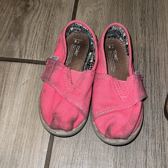2 size 9 girl shoes Toms - Picture 4 of 6